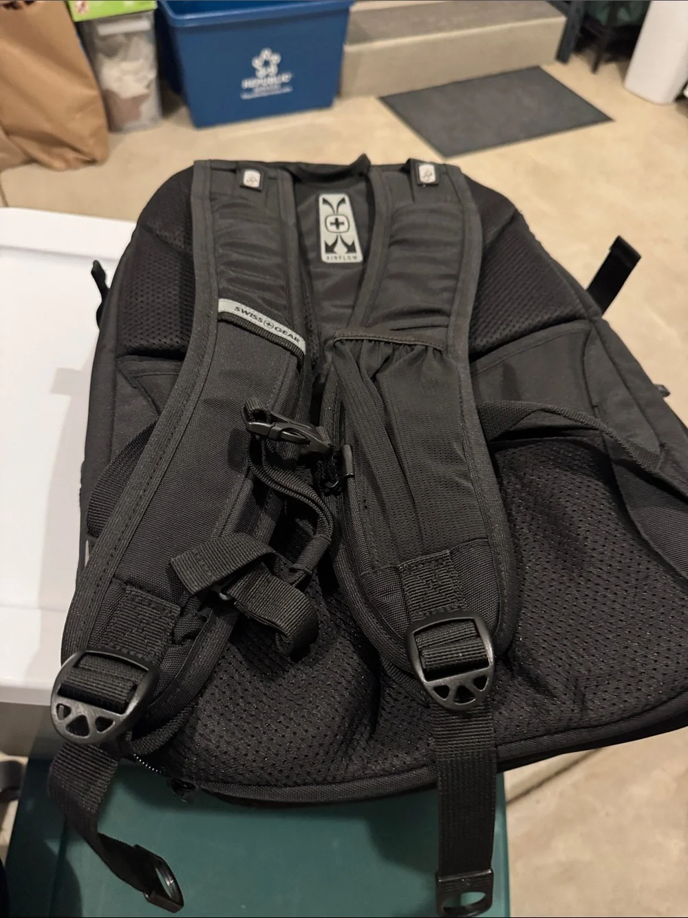 SwissGear Black Backpack with Multiple Compartments and Padded Straps